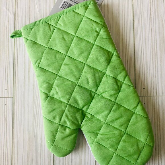 3/$10  Disney Mandalorian "Me Watching the Drama Unfold" Oven Mitt - Picture 2 of 3